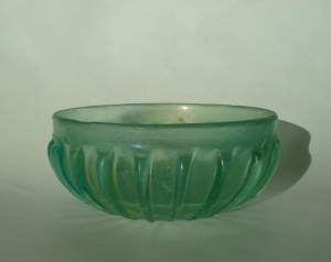 Translucent high ribbed bowl
